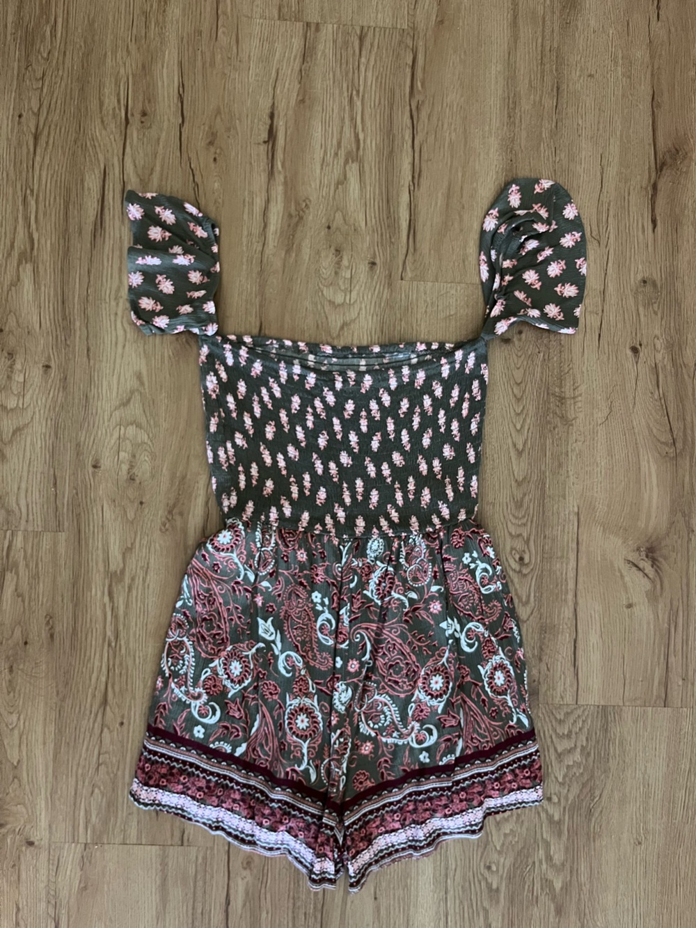 Title:
Mi Ami Francesca’s Boho Paisley Smocked Romper Size S Off Shoulder